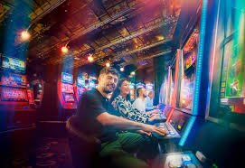 Layar live casino pol88 dengan dealer dan statistik permainan